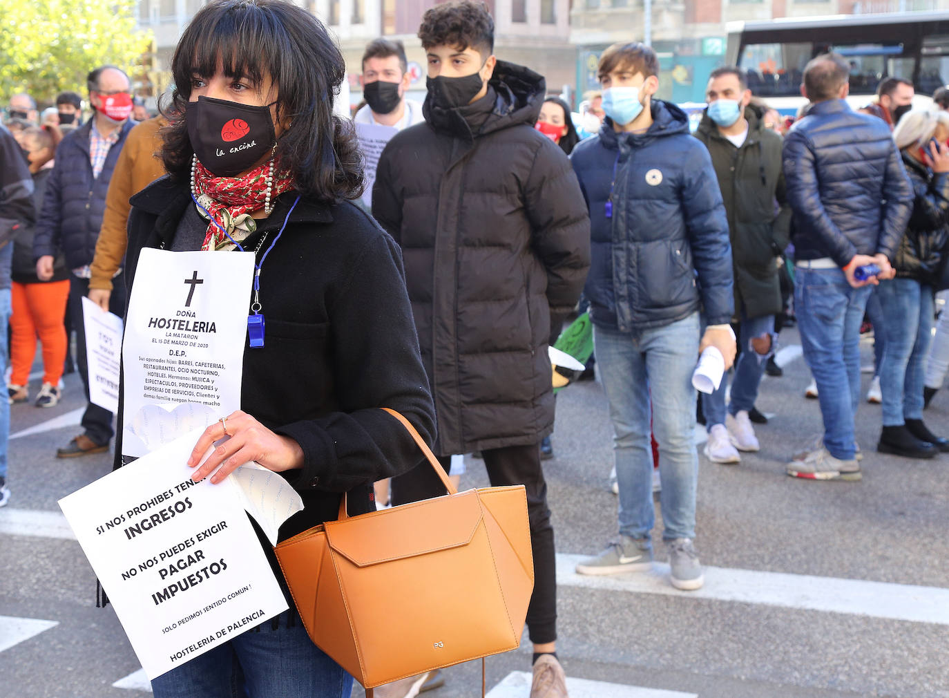 Los hosteleros palentinos han tomado las calles de Palencia para protestar por la situación crítica que vive el sector. 