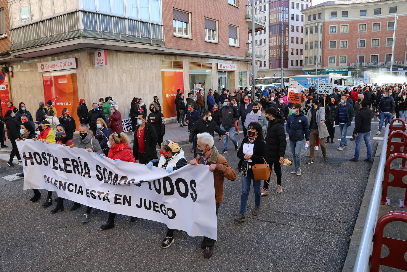 Los hosteleros palentinos han tomado las calles de Palencia para protestar por la situación crítica que vive el sector. 