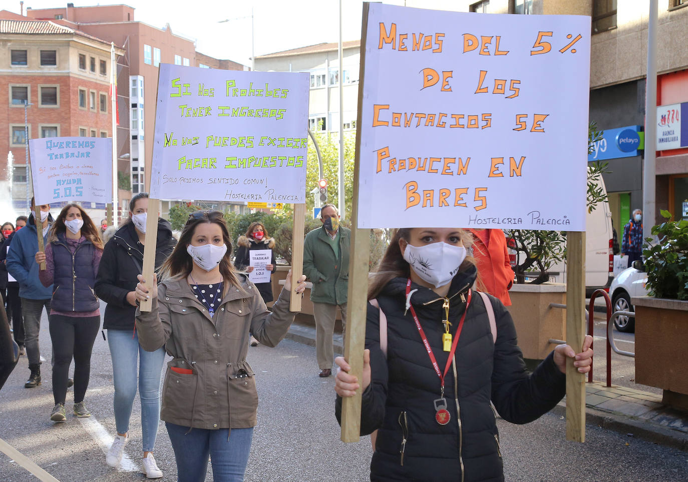 Los hosteleros palentinos han tomado las calles de Palencia para protestar por la situación crítica que vive el sector. 