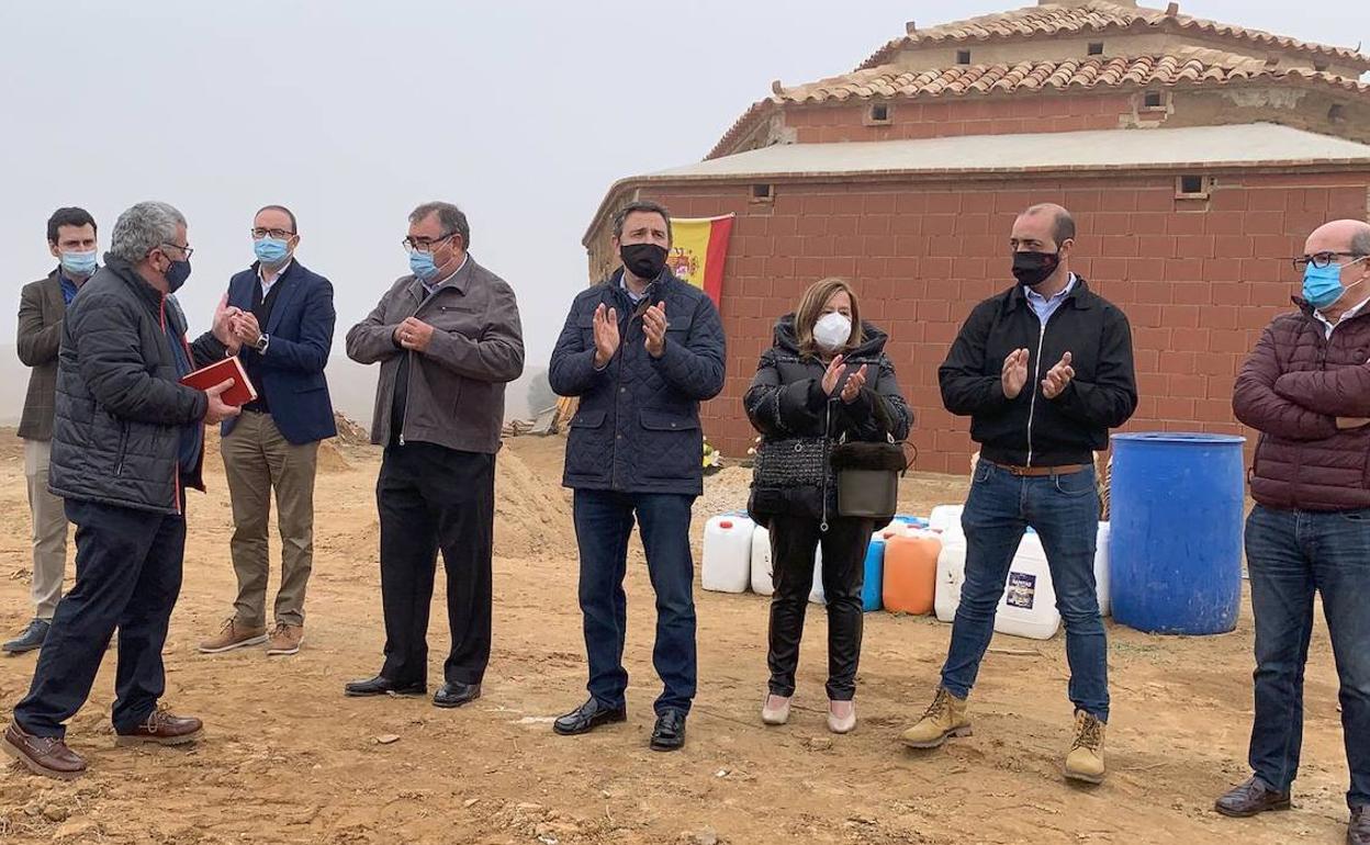 Asistentes a la inauguración de la placa en el palomar en memoria de David Hernández. .