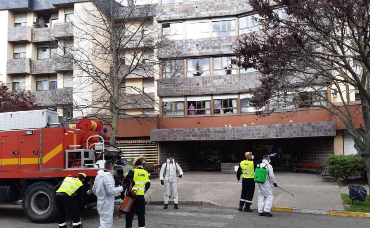 Labores de desinfección en la residencia de mayores de La Rubia, en mayo pasado.