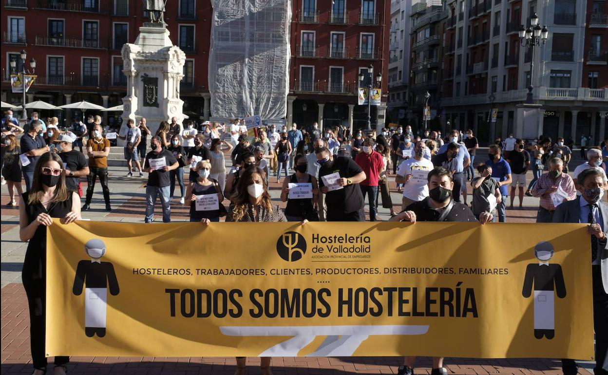 Concentración de hosteleros en la Plaza Mayor de Valladolid, el pasado agosto.