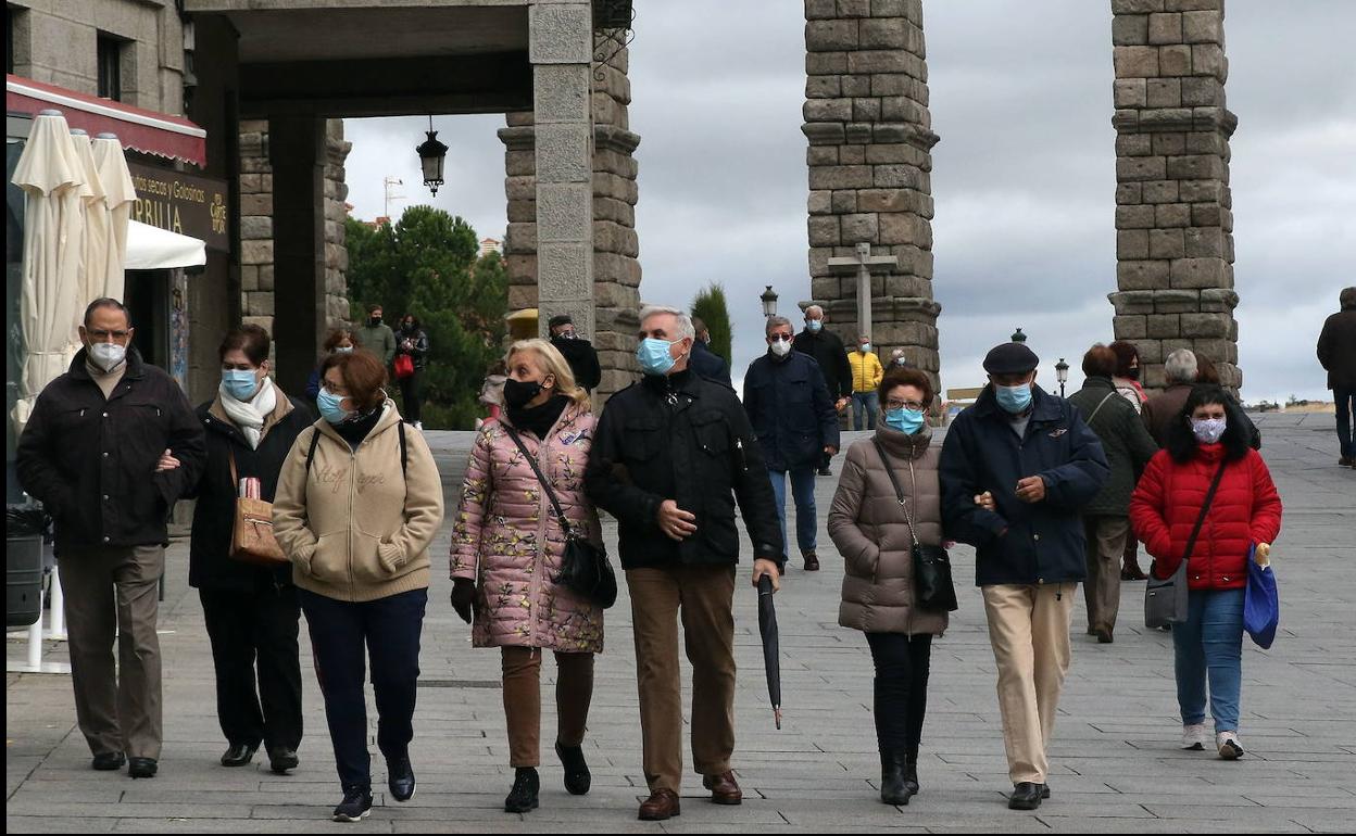 Gente con mascarilla pasea por Segovia.