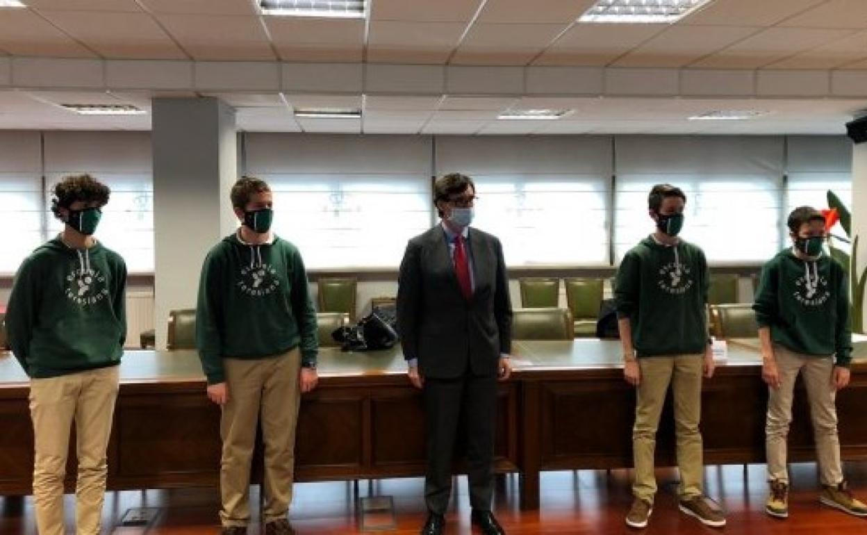 Imagen del equipo con el Ministro de Sanidad 