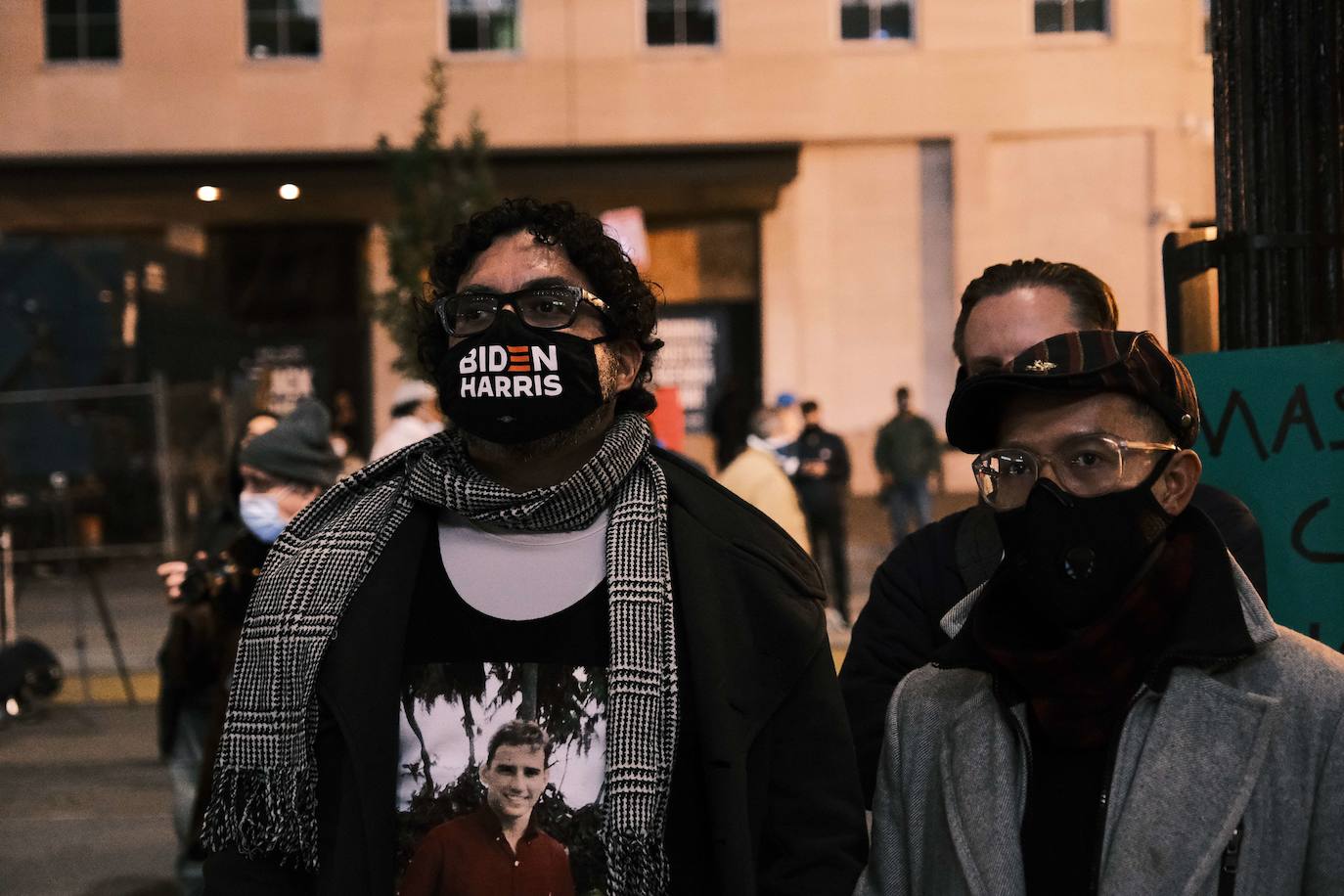 La gente escucha al candidato presidencial demócrata Joe Biden durante su discurso poco después de la medianoche.