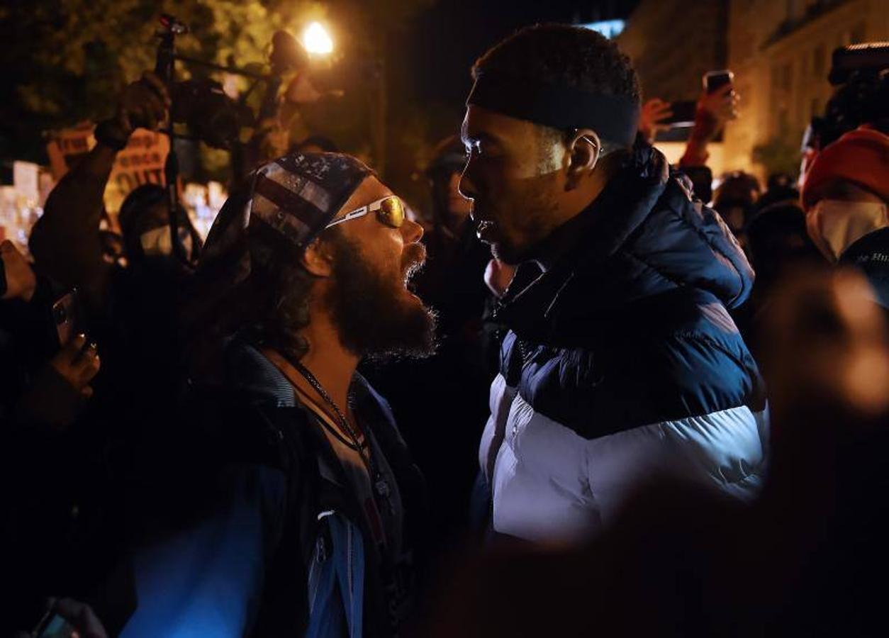 Un seguidor del presidente estadounidense Donald Trump se enfrenta con un manifestante en la plaza Black Lives Matter frente a la Casa Blanca.