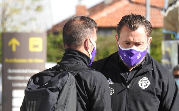 Foto: Sergio González habla con su segundo, Diego Ribera, ayer en el aparcamiento del aeropuerto de Villanubla. Vídeo: bajada de la plantilla del Real Valladolid del avión tras volar desde Castellón