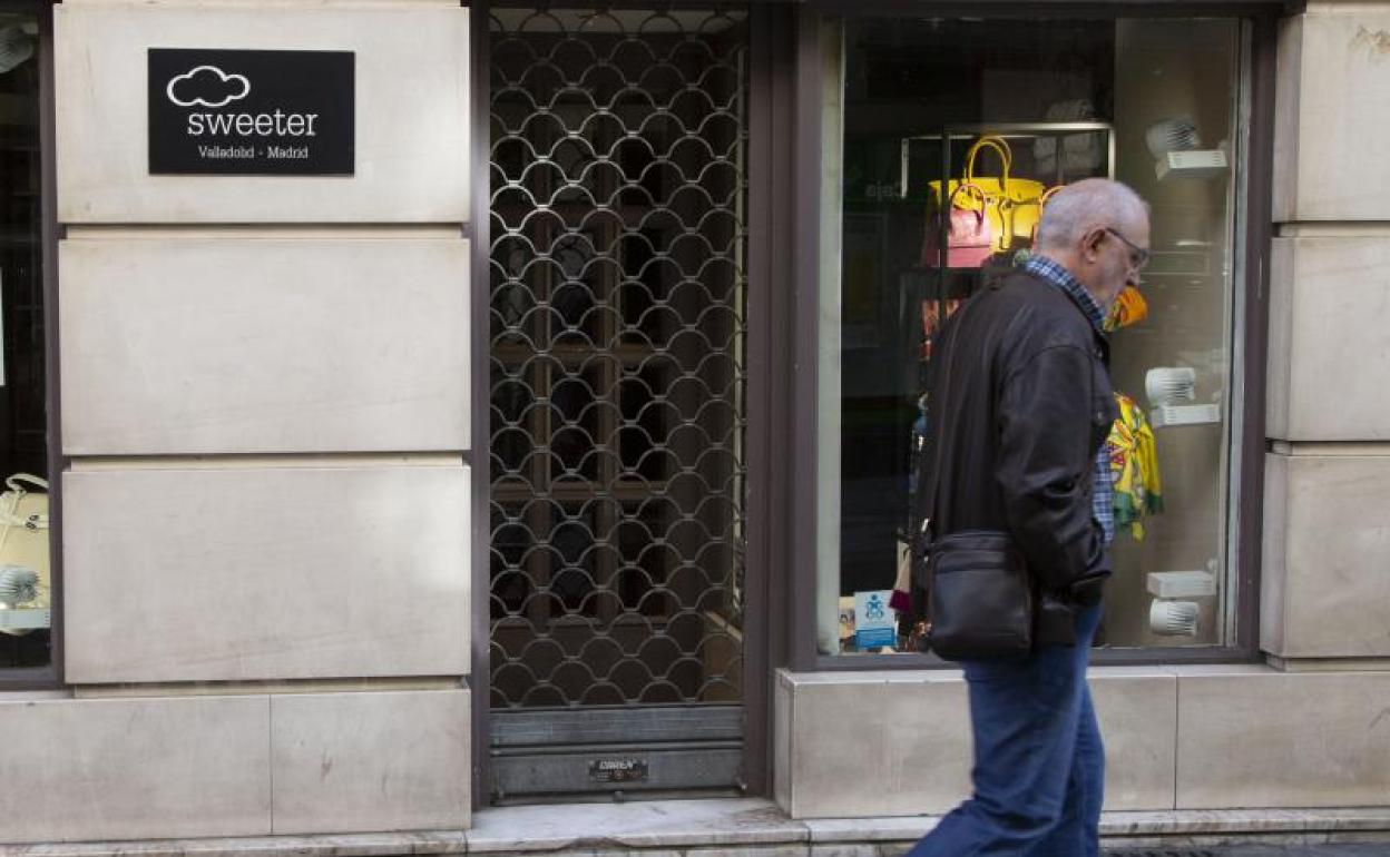 Un comercio cerrado en una calle de Valladolid.