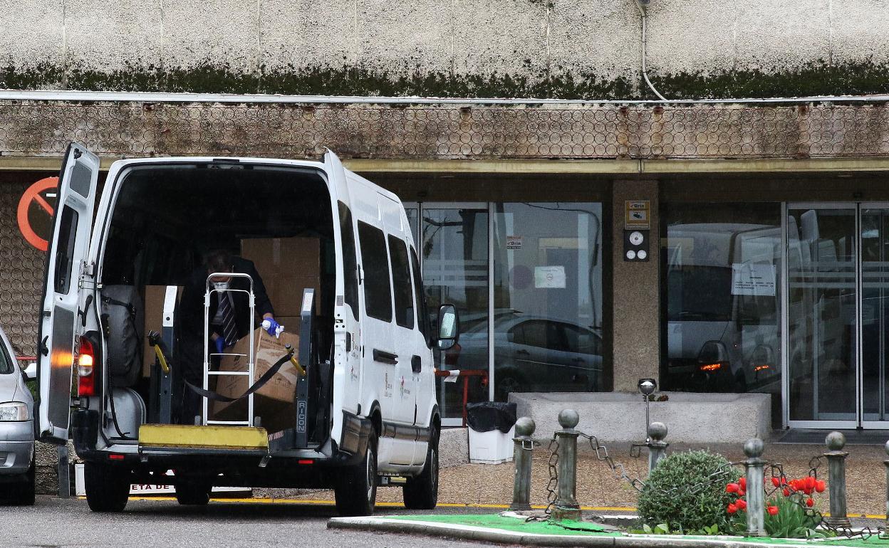 Descarga de material sanitario en una residencia de Segovia durante los primeros mesess del coronavirus. 