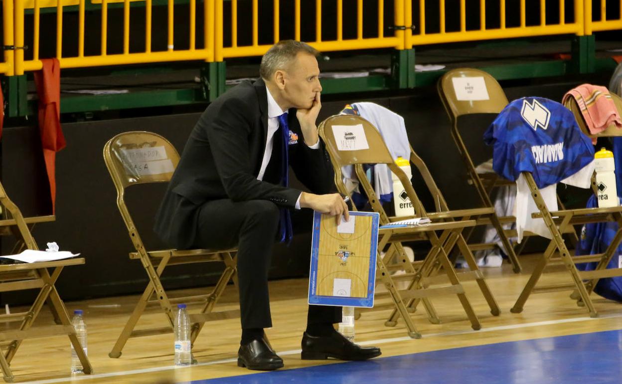 Roberto Íñiguez, sentado en su banquillo de Würzburg durante un partido. 