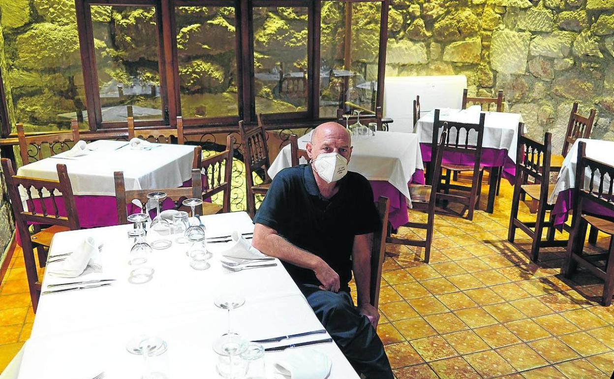 José Sánchez Blanco, en el comedor del restaurante El Bardo, en Salamanca.