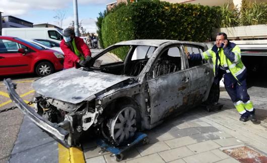 Los operarios retiraron el miércoles el último coche incendiado en Parquesol.