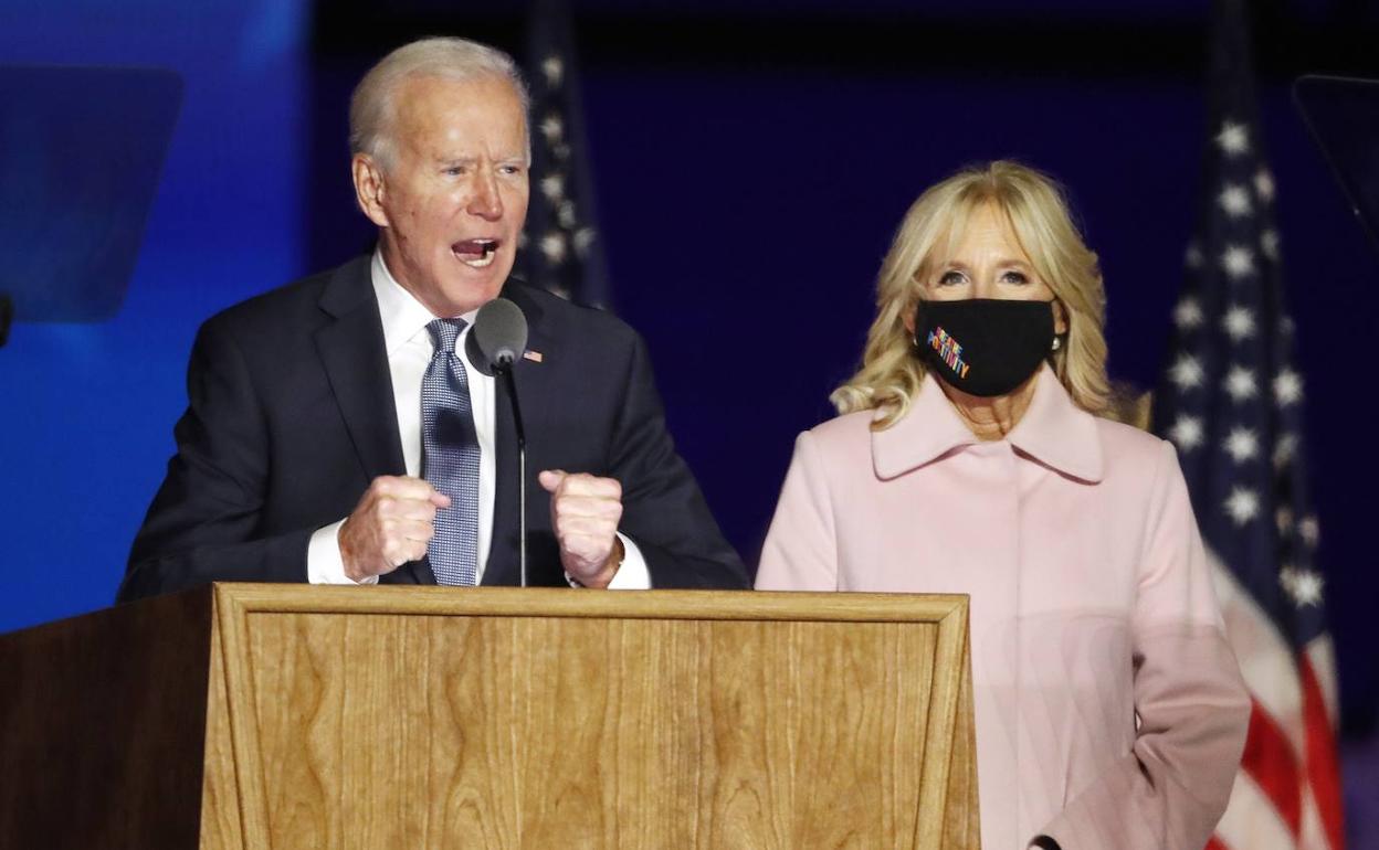 Joe Biden y su mujer, durante el discurso que ha pronunciado este miércoles.