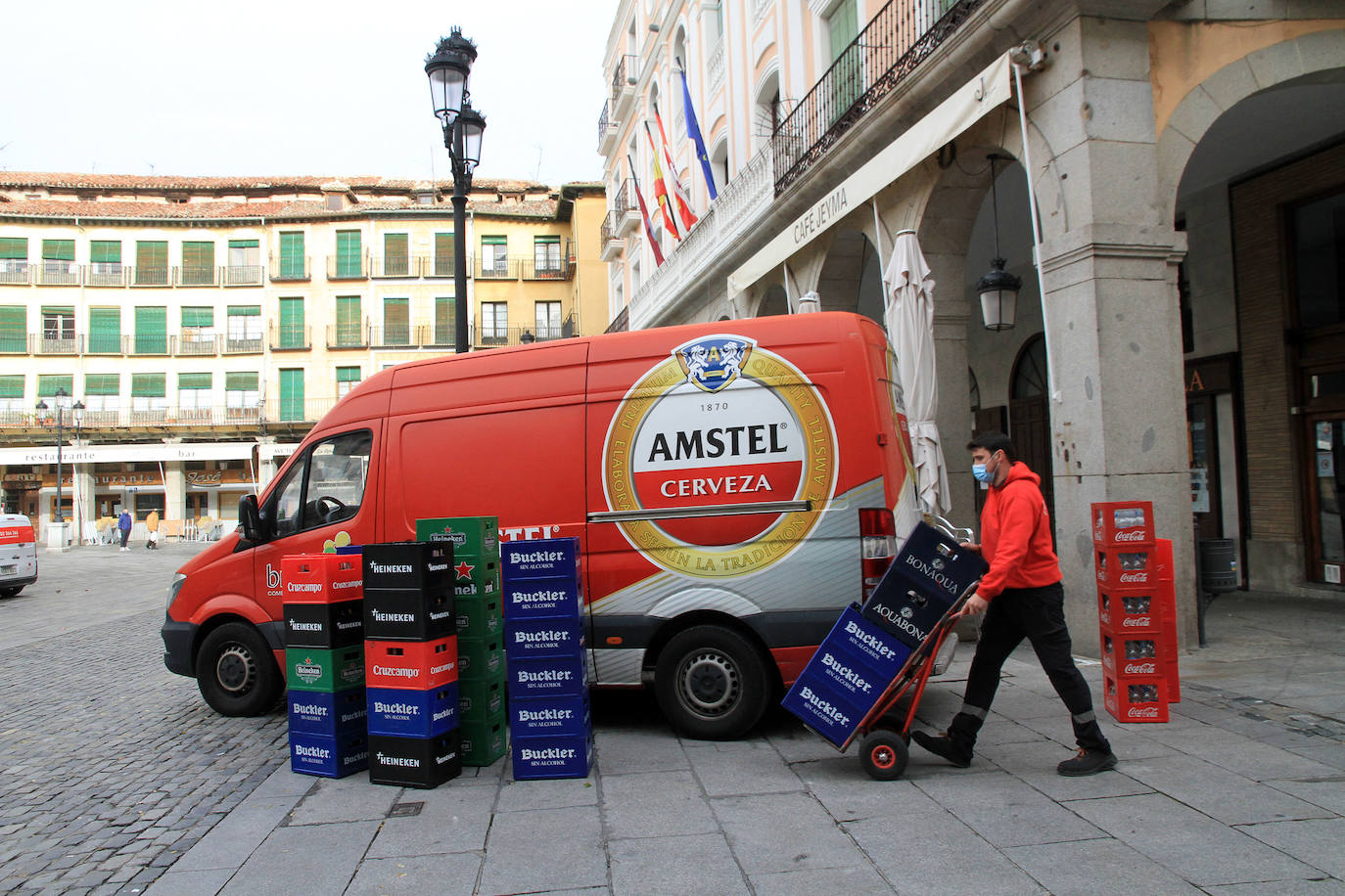 Colas para comprar productos para llevar.