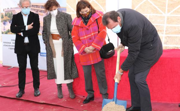 El alcalde coloca la urna con los periódicos del día, monedas de curso legal y un pincho con el proyecto.