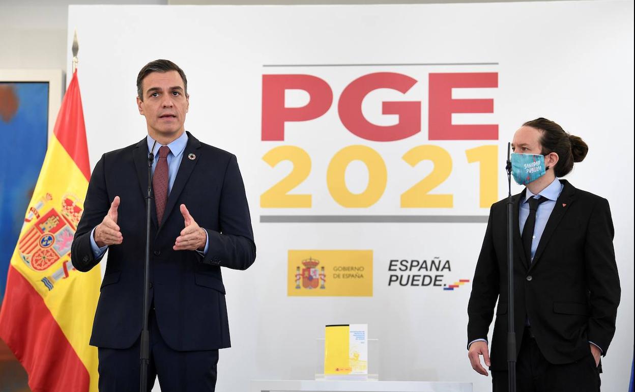 El presidente del Gobierno, Pedro Sánchez (i), y el vicepresidente segundo, Pablo Iglesias (d), durante su comparecencia el pasado martes en el palacio de la Moncloa, para presentar las claves de los Presupuestos
