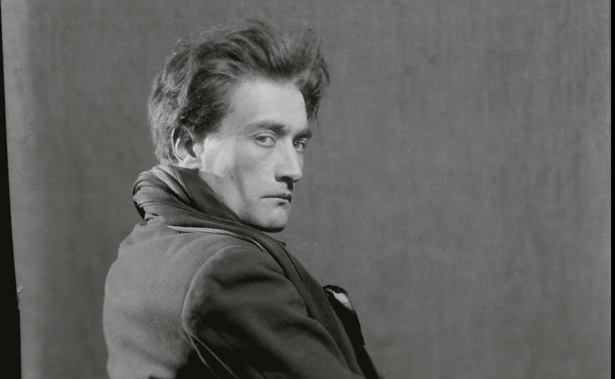 Antonin Artaud, retratado por Man Ray.