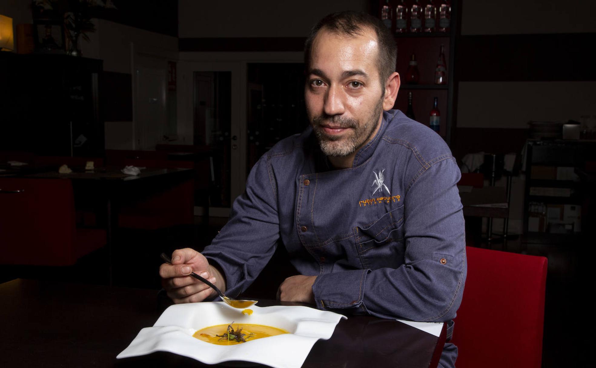 El cocinero degusta esta rica sopa en el salón del restaurante.