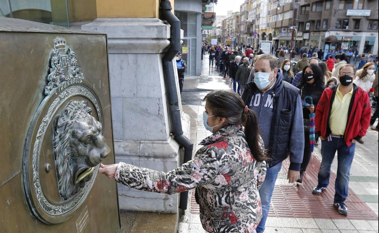 Los hosteleros acuden con sus familias a echar la carta al buzón de Correos.