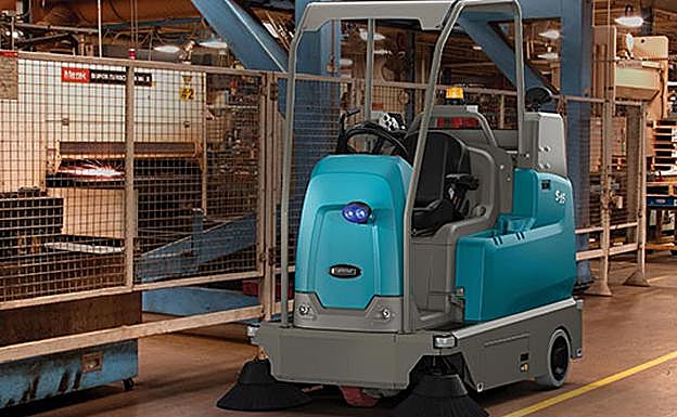 Una máquina barredora compacta a baterías de conductor sentado. 