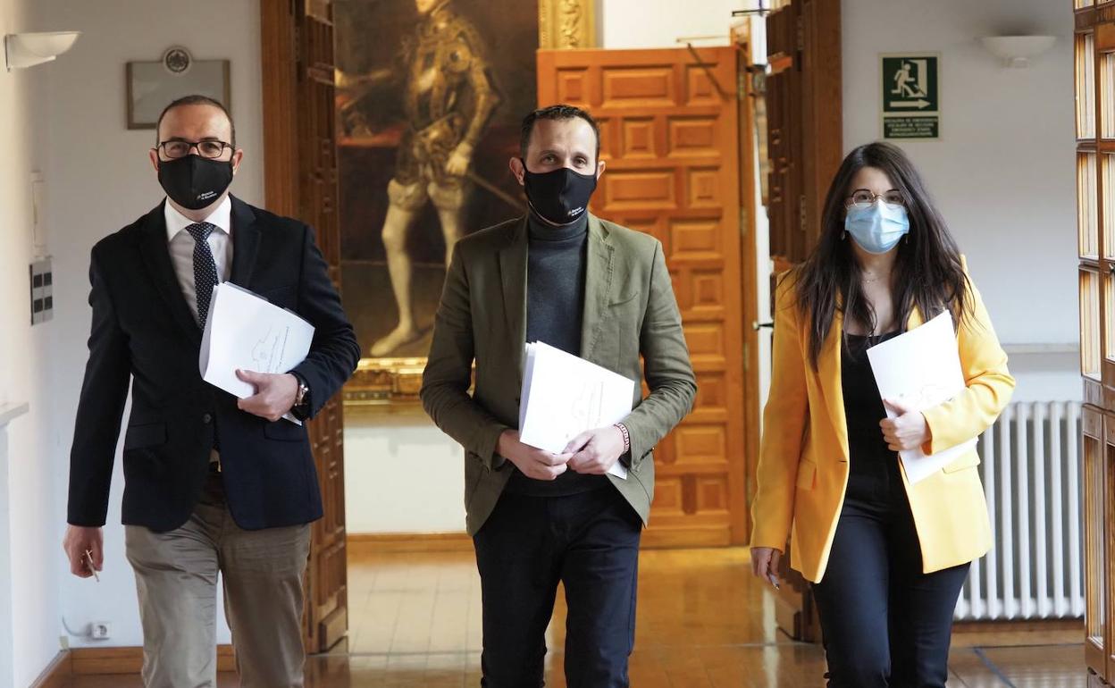 Víctor Monge, Conrado Íscar y Gema Gómez se dirigen a presentar el proyecto de presupuestos