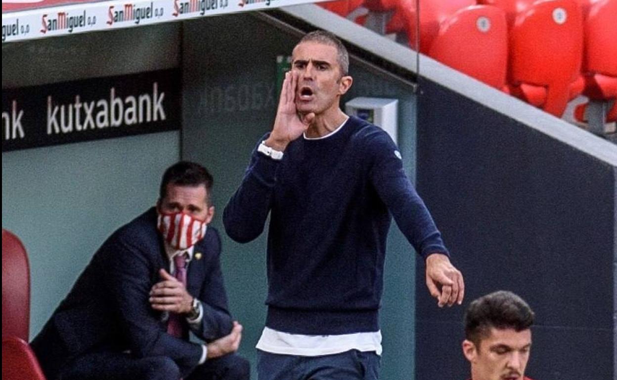 Garitano da un grito a sus jugadores en el partido ante el Sevilla. 