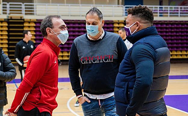 Ronaldo charla con Hugo Löpez, técnico del Clínica Sur-Aspasia. 