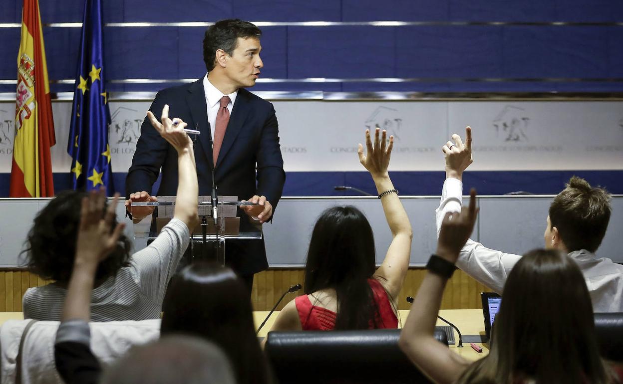 El actual presidente del Gobierno, Pedro Sánchez, en una rueda de prensa en 2016.