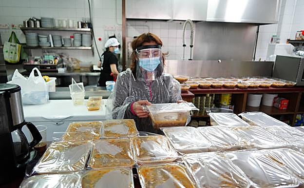 El Comedor de los Pobres reparte cada día 300 menús envasados en tupper.