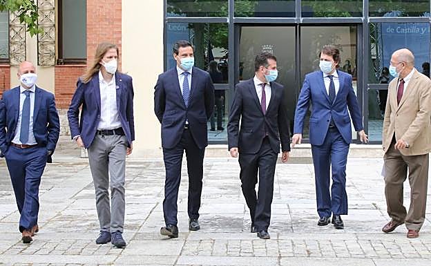 David Castaño (Ciudadanos), Pablo Fernández (Podemos), Raúl de la Hoz (PP), Luis Tudanca (PSOE), Alfonso Fernández Mañueco (PP), presidente de la Junta, y su vicepresidente Francisco Igea (Ciudadanos).