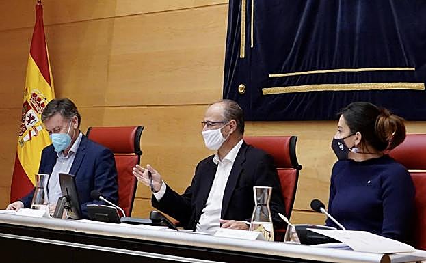 Luis Fuentes, de Ciudadanos (centro), Francisco Vázquez, del PP (izquierda) y Ana Sánchez, del PSOE, presidente y vicepresidentes de las Cortes, tres de los polítios de Castilla y León con retribución anual más elevada.