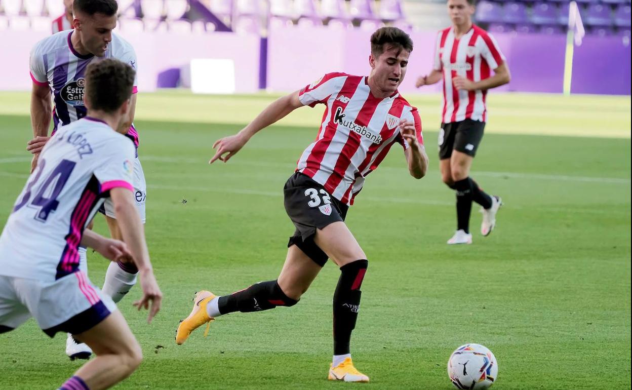 Morcillo controla el balón en el Trofeo Ciudad de Valladolid disputado en octubre. 