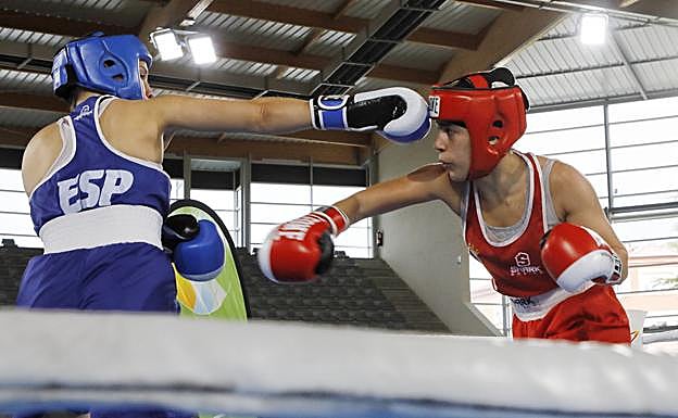 La sevillana Patricia Rodríguez Benegas, a la izquierda, intenta conectar una derecha al rostro de la granadina Jennifer Fernández.