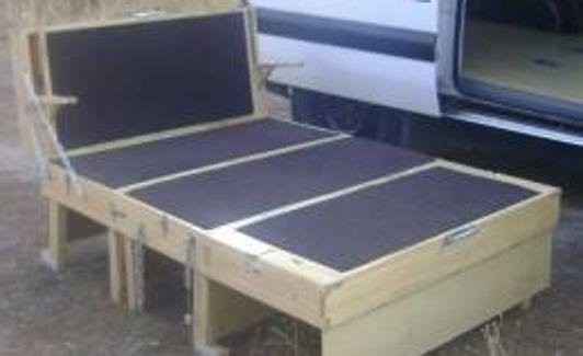 La maleta convertible en mesa, asiento, tumbona o cama de Héctor Martínez.