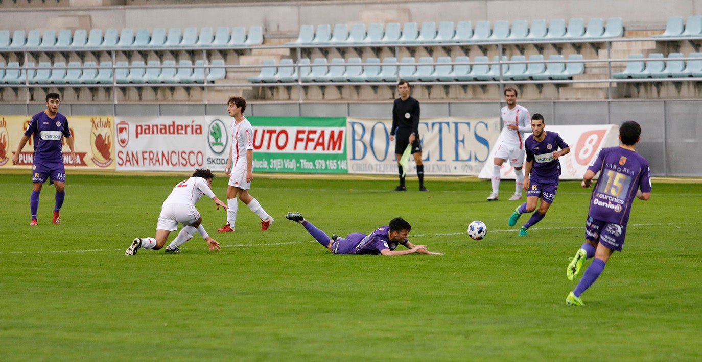 El Palencia Cristo Atlético golea al filial de la Cultural Leonesa.