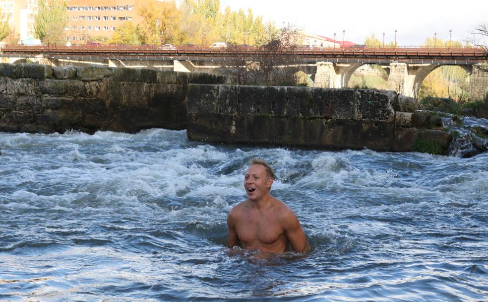 Roberto, en pleno baño en el Pisuerga, en el mes de noviembre. 