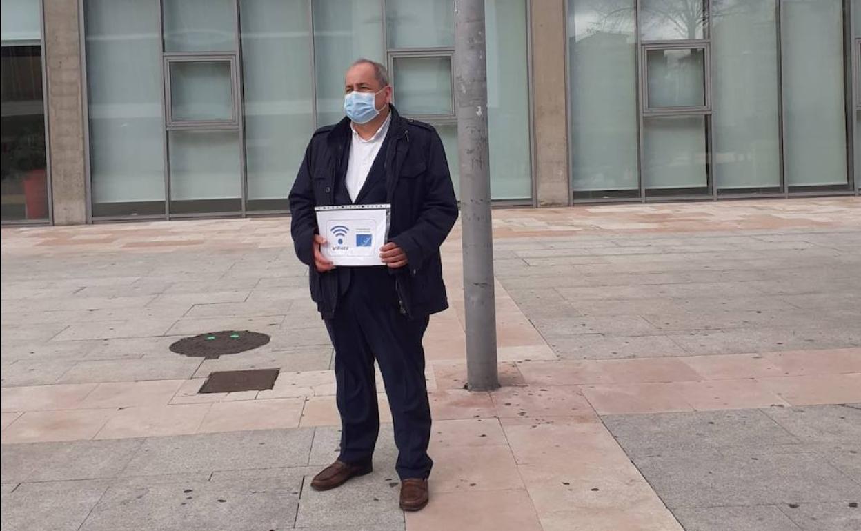 Ricardo Ortiz, en la presentación del punto wifi en la plaza de la Concordia.