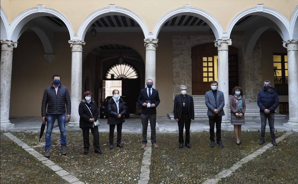 Los firmantes del acuerdo en el patio del Arzobispado.