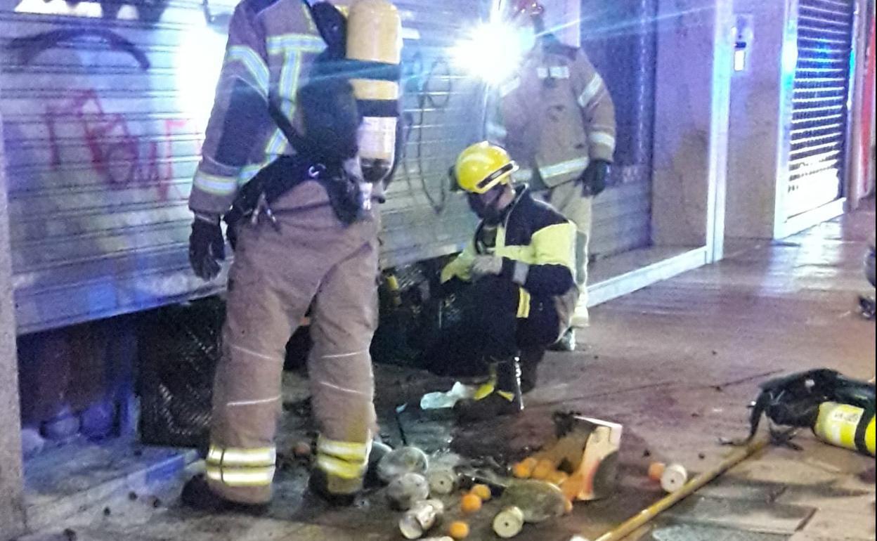 Los bomberos de Valladolid, durante su intervención. 