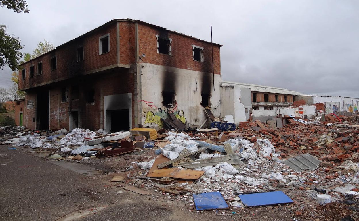 El último edificio que se mantiene en pie en los terrenos de La Florida, donde se han registrado tres incendios en las últimas semanas.