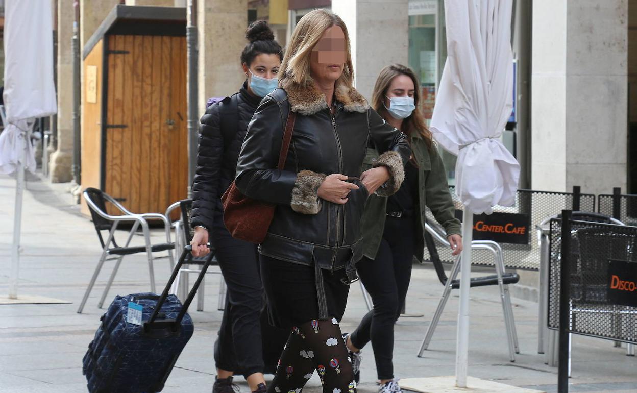 Mujer sin mascarilla por las calles de Palencia.