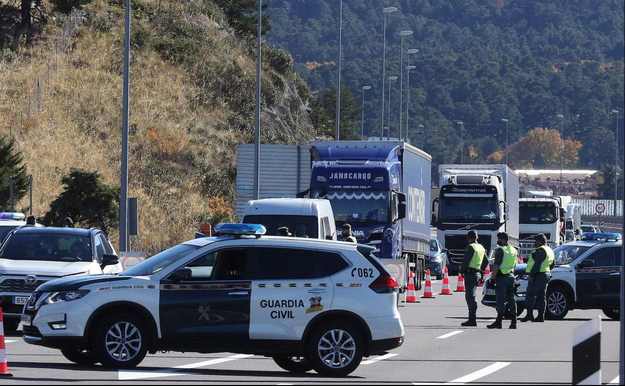 Control de la Guardia Civil en el peaje de San Rafael el primer día de confinamiento perimetral. 