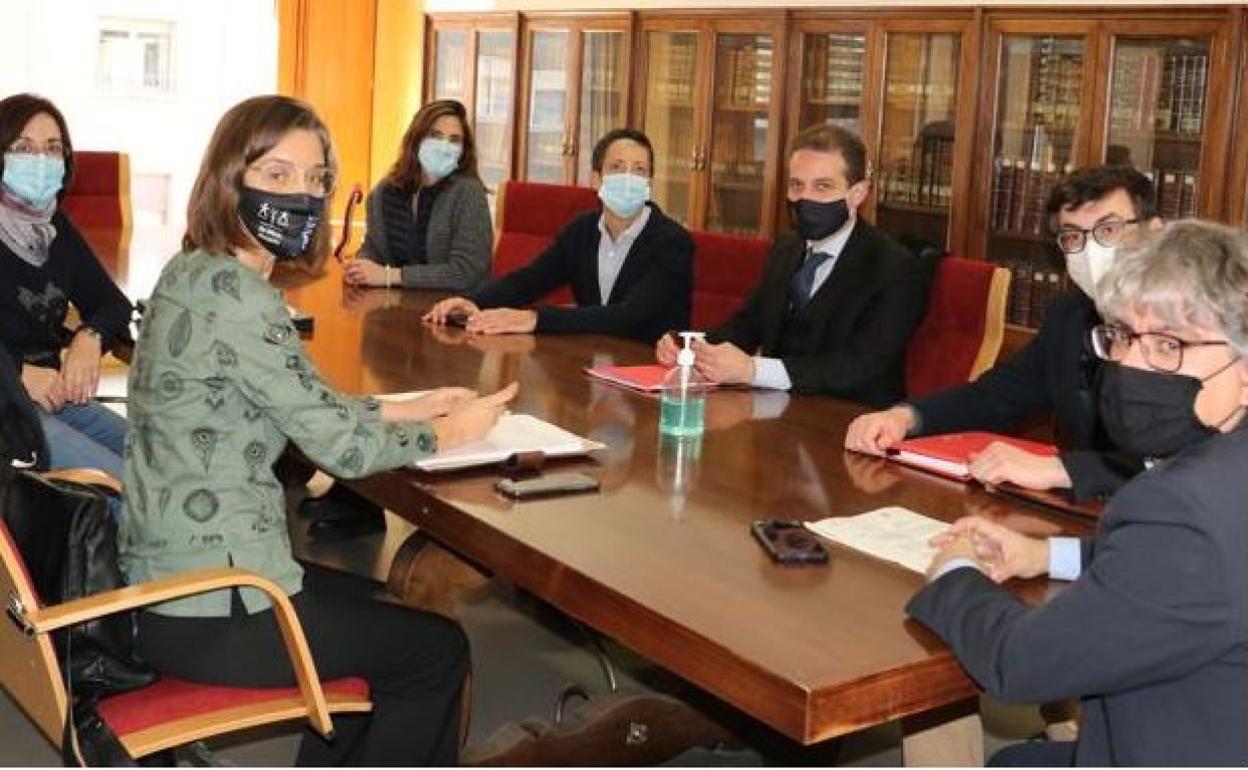 la letrada Ana Arranz (izquierda), con parte del equipo del SOAJ en el Colegio de Abogados de Valladolid. 