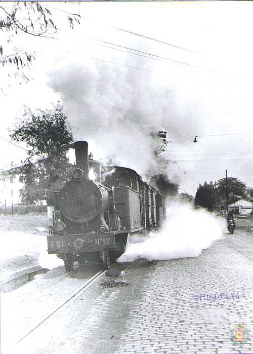 Locomotora número 12 del Tren Burra saliendo de la estación de San Bartolomé