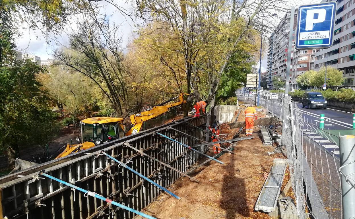 Los operarios trabajan en el muro de contención del carril bici.