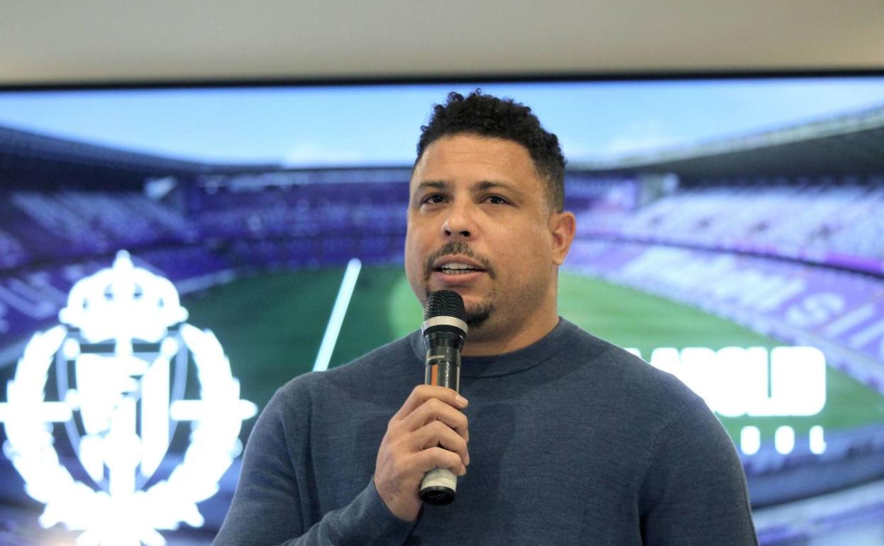 El presidente del Real Valladolid, Ronaldo Nazário, durante la presentación en febrero de 2019 de los planes para el club