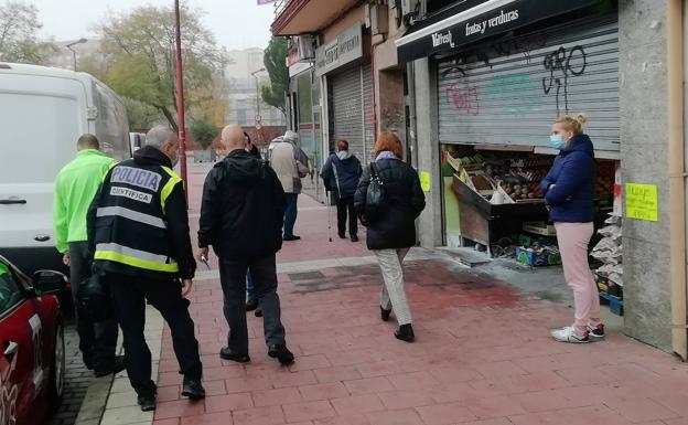 Imagen principal - Arriba, la Policía Científica tras la inspección del local. Debajo, a la izquierda, labores de extinción en la noche del lunes. A la derecha. Borja pega el cartel de cerrado.