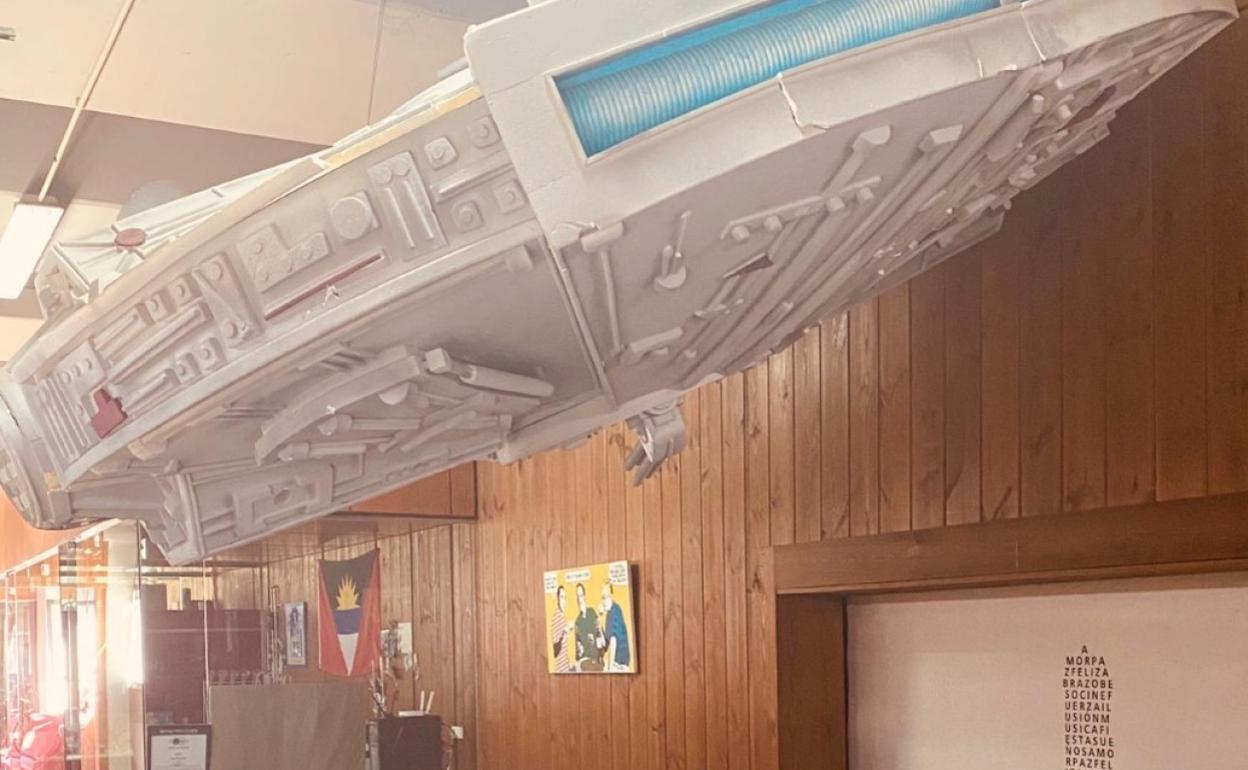 Una reproducción de la nave de la Guerra de las Galaxias en las instalaciones de Bodegas Neo 