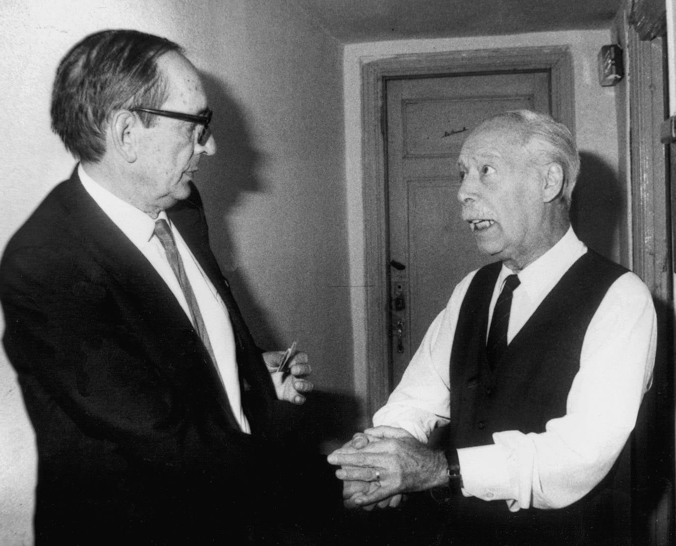 Narciso Ibáñez Menta conversa con Miguel Delibes poco antes del estreno de la versión teatral de 'La hoja roja' en Valladolid. 