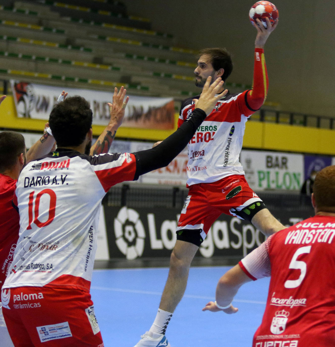 Encuentro de la Liga Asobal entre el Balonmano Nava y el Incarlopsa Cuenca 